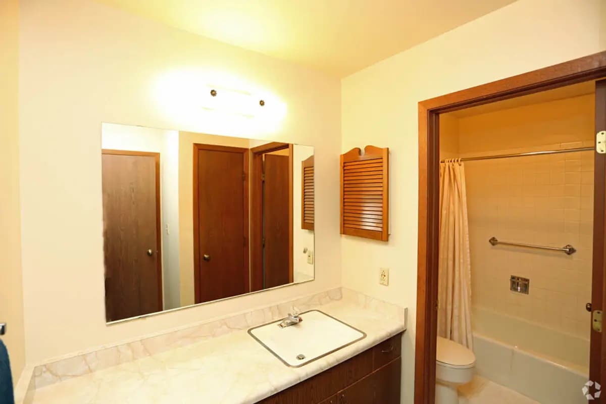 Milwaukee apartments for rent - image - 2524-bathroom.jpg