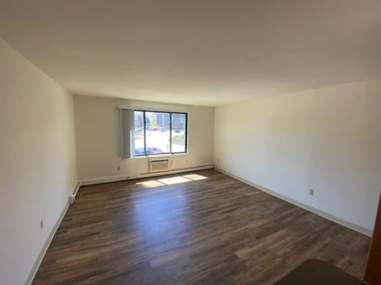 Milwaukee apartments for rent - image - 1bd-living-room.webp