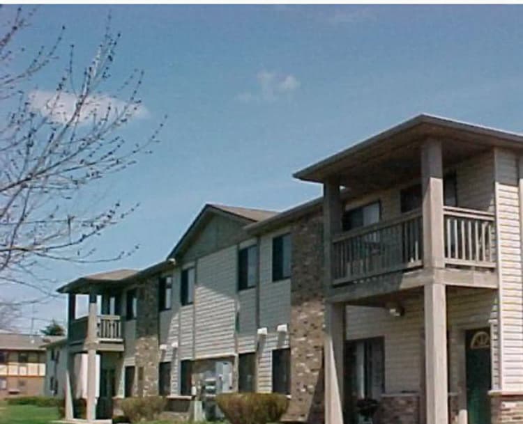 Milwaukee apartments for rent - image - rosalind court.PNG
