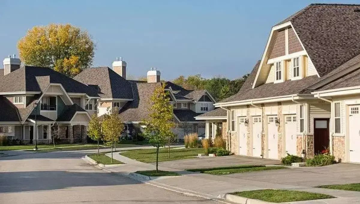 Milwaukee apartments for rent - Property image - Falcon Glen - 3