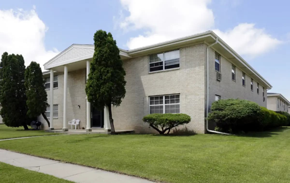 Milwaukee apartments for rent - Property image - Colonial Manor Apartments - 1