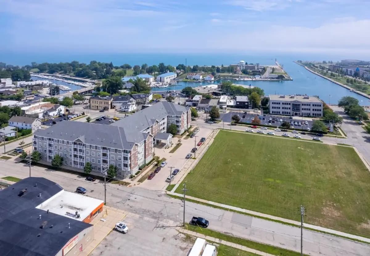 Milwaukee apartments for rent - Property image - Harborside Commons Apartments - 3