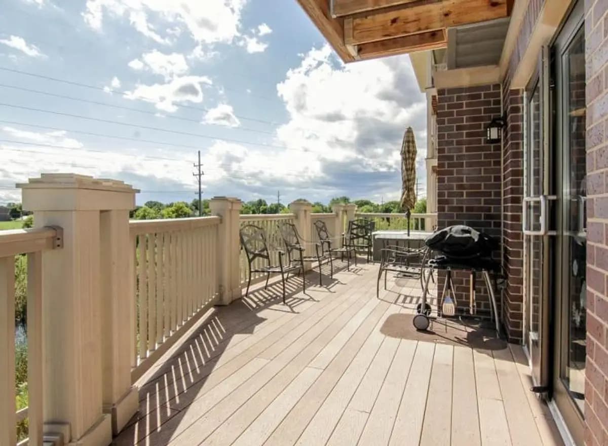 Milwaukee apartments for rent - image - Community-Patio-5.jpg