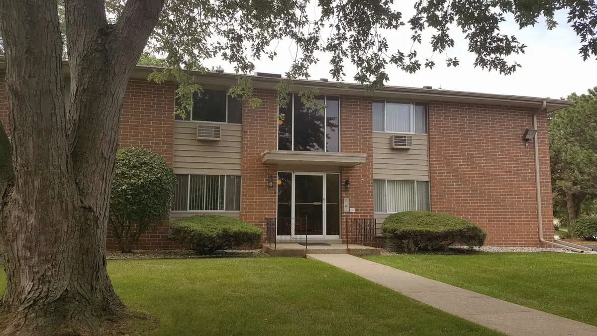 Milwaukee apartments for rent - Property image - Petretti Apartments (1550 15th Avenue) - 3