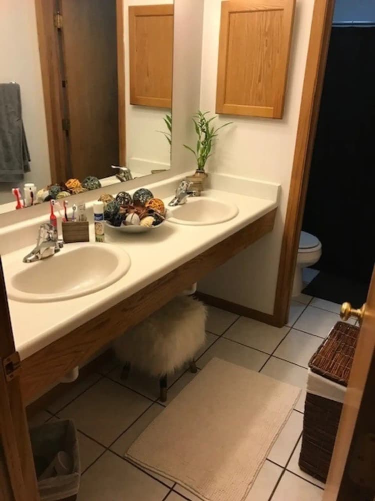 Milwaukee apartments for rent - image - orchard-courts-kenosha-wi-building-photo (8).jpg