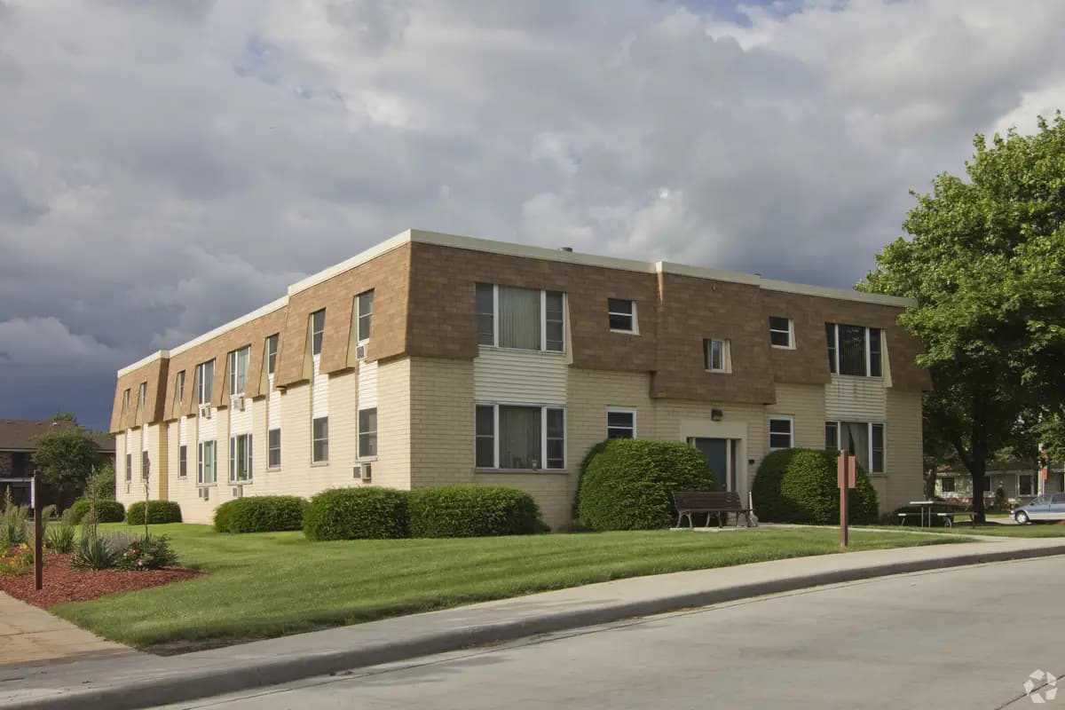 Milwaukee apartments for rent - Property image - Saxony Manor - 3