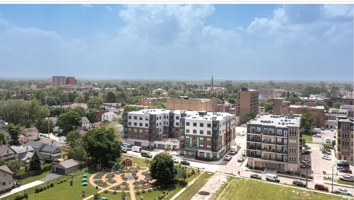 Milwaukee apartments for rent - Property image - Lake Terrace Apartments - 3