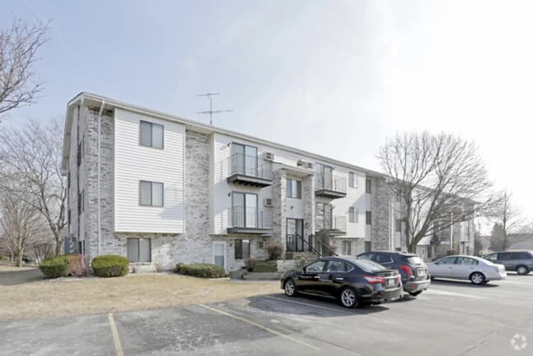 Milwaukee apartments for rent - image - stonegate-apartments-kenosha-wi-primary-photo (2).jpg
