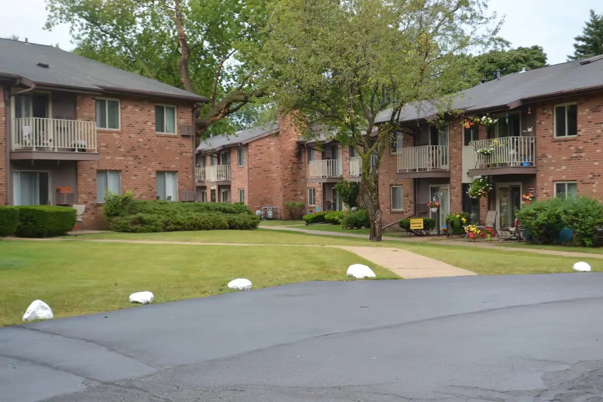 Milwaukee apartments for rent - Property image - Quail Hollow Apartments - 3