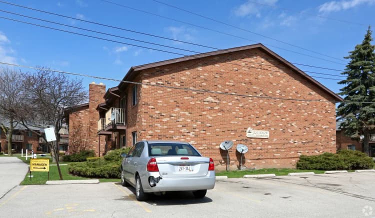 Milwaukee apartments for rent - image - quail-hollow-apartments-greenfield-wi-building-photo (14).jpg