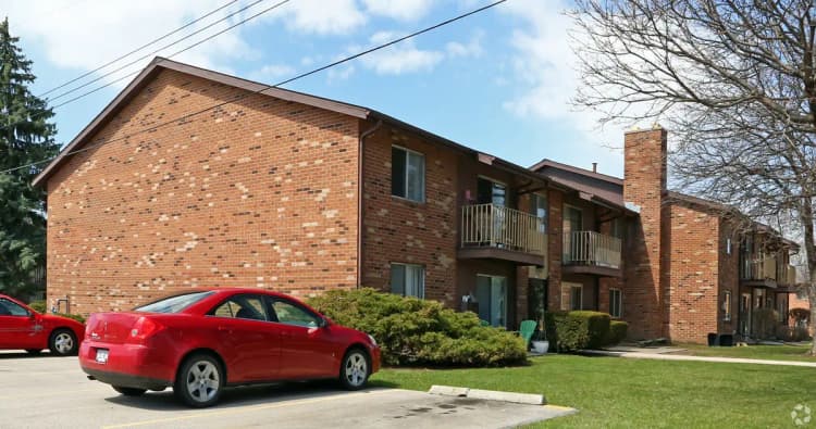 Milwaukee apartments for rent - image - quail-hollow-apartments-greenfield-wi-building-photo (15).jpg