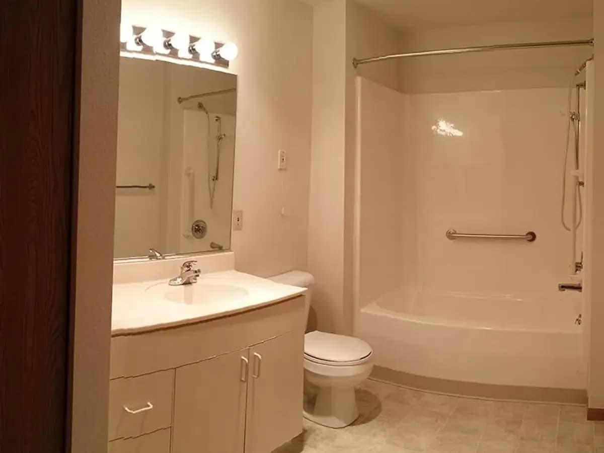 Milwaukee apartments for rent - image - white-oaks-bathroom25727-1920w.webp