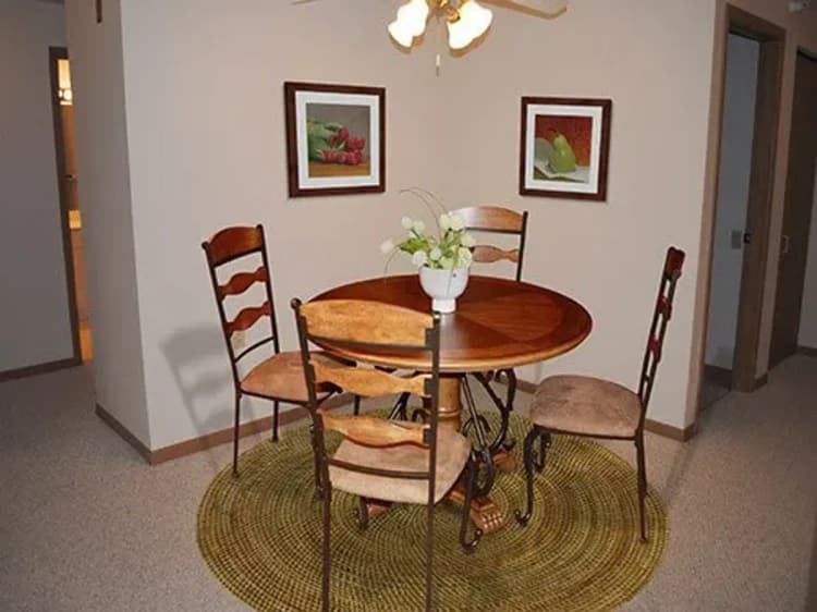 Milwaukee apartments for rent - image - white-oaks-dining72745-1920w.webp