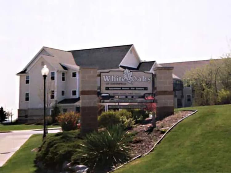Milwaukee apartments for rent - image - white-oaks-exterior372745-1920w.webp
