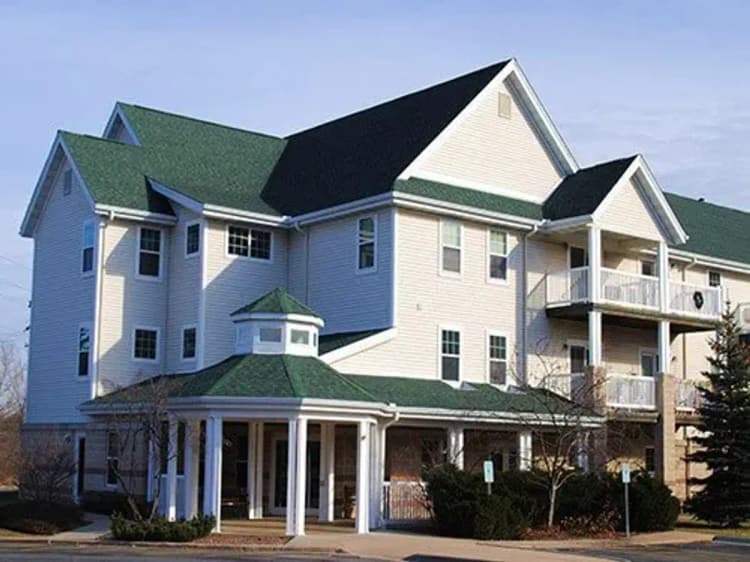 Milwaukee apartments for rent - image - white-oaks-exterior72745-1920w.webp