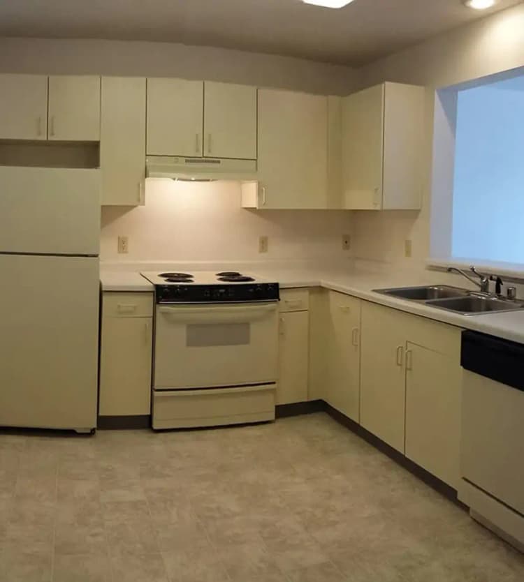 Milwaukee apartments for rent - image - white-oaks-kitchen272745-1920w.webp