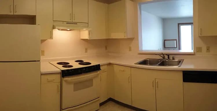 Milwaukee apartments for rent - image - white-oaks-kitchen372745-1920w.webp