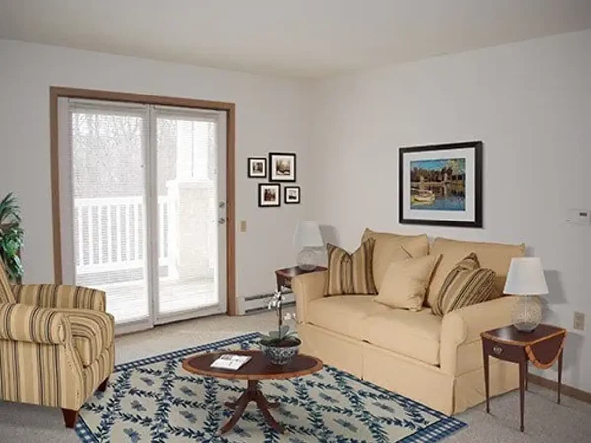 Milwaukee apartments for rent - image - white-oaks-living-room29763-1920w.webp