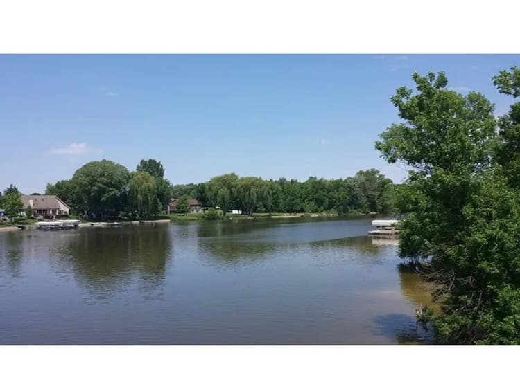 Milwaukee apartments for rent - image - white-oaks-view29763-1920w.webp