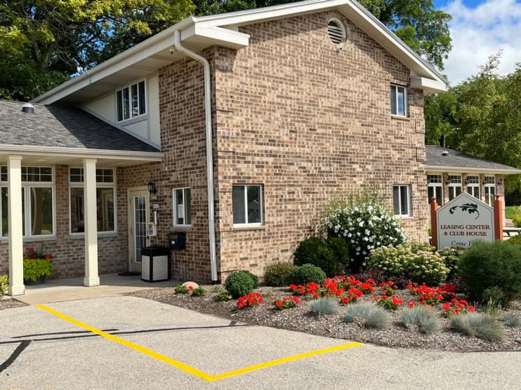 Milwaukee apartments for rent - image - vip-leasing-office-1-24_orig.jpg