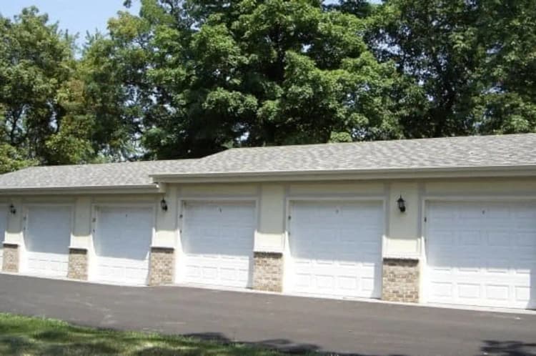 Milwaukee apartments for rent - image - wi-greendale-villageinthepark-p0108216-04-vip-garage-gallery-1-photogallery_orig.jpg