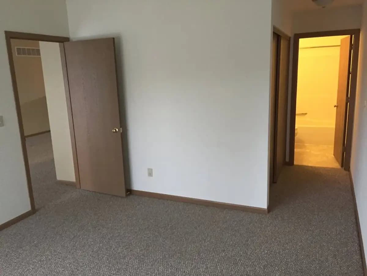 Milwaukee apartments for rent - Property image - Dale Creek Apartments - 3