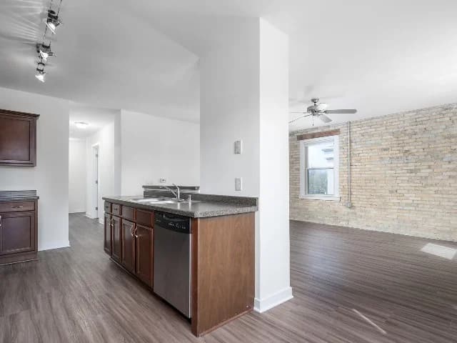 Milwaukee apartments for rent - image - 3 Bed / 2 Bath - 1,500 SF - Kitchen & Living