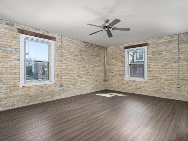 Milwaukee apartments for rent - image - 3 Bed / 2 Bath - 1,500 SF - Living Room