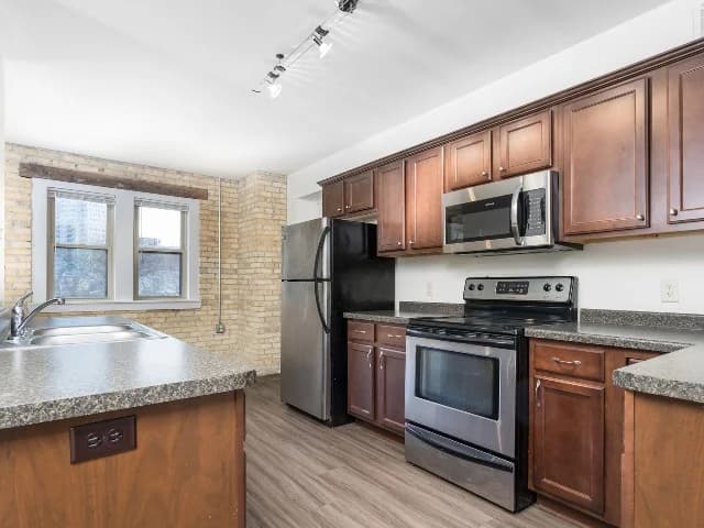 Milwaukee apartments for rent - image - 3 Bed / 2 Bath - 1,500 SF - Kitchen
