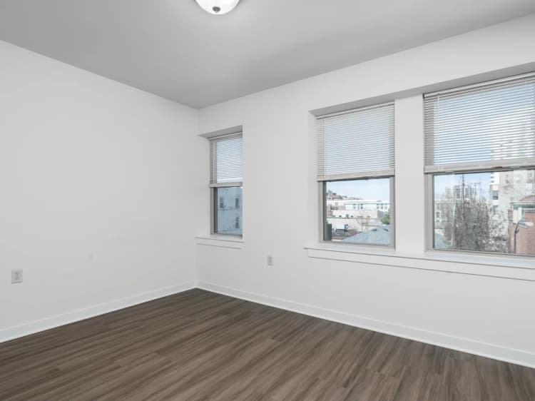 Milwaukee apartments for rent - image - 2 Bed + Den / 1 Bath - 1,500 SF - Bedroom