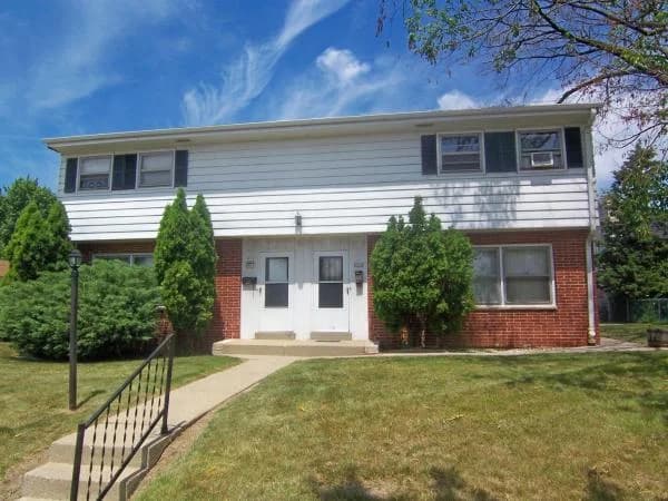 Milwaukee apartments for rent - Property image - Ivanhoe - 1