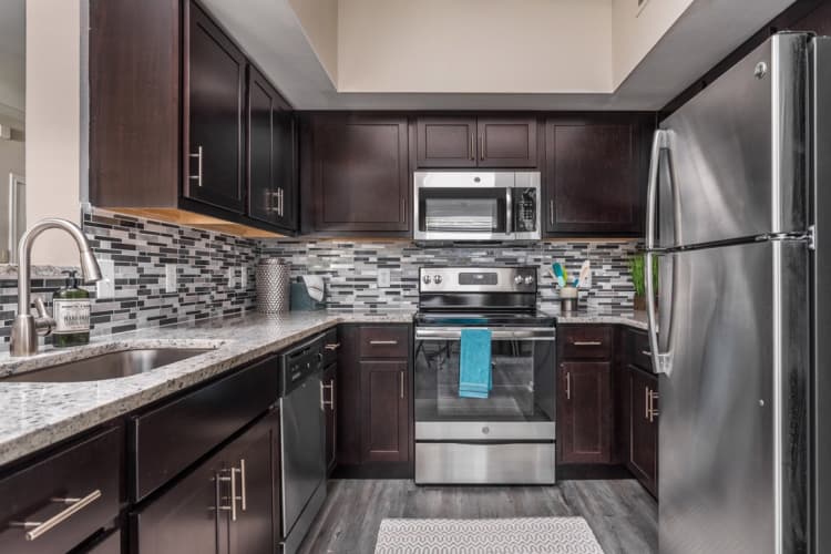 Milwaukee apartments for rent - image - 04_Kitchen_Oxmoor_2018@3x.jpg
