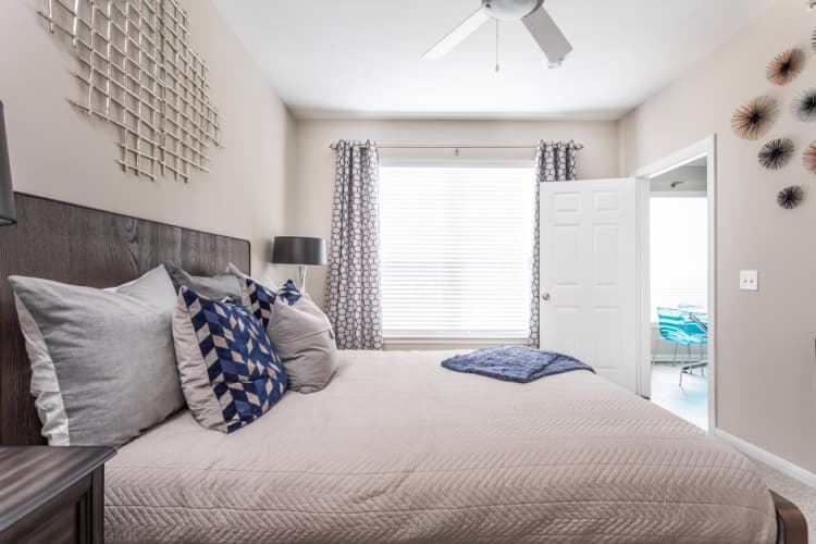 Milwaukee apartments for rent - image - 08_Bedroom_Oxmoor_2018@3x.jpg
