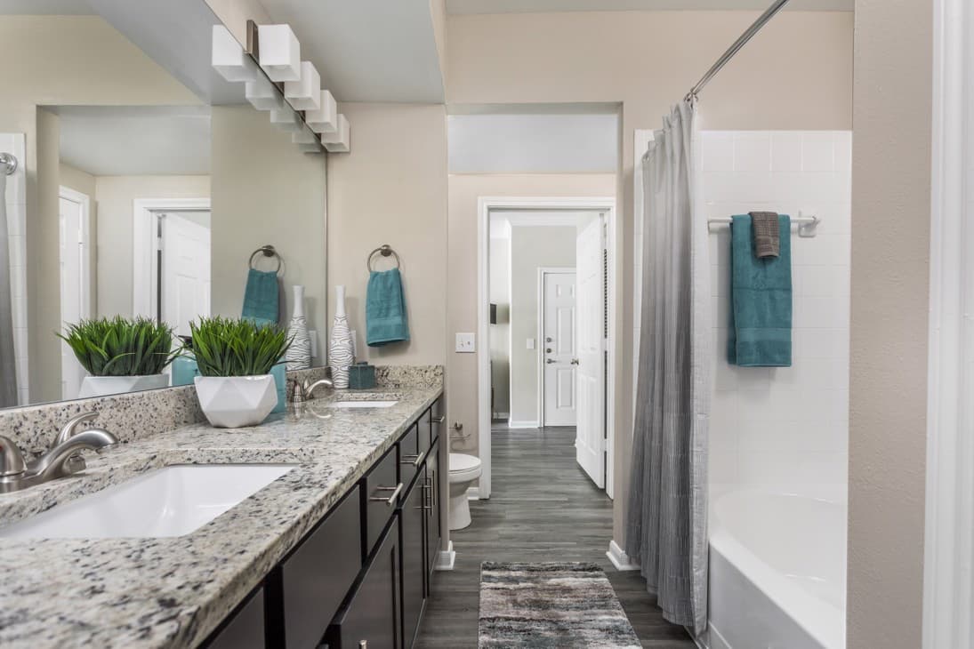 Milwaukee apartments for rent - image - 09_Bathroom_Oxmoor_2018@3x.jpg