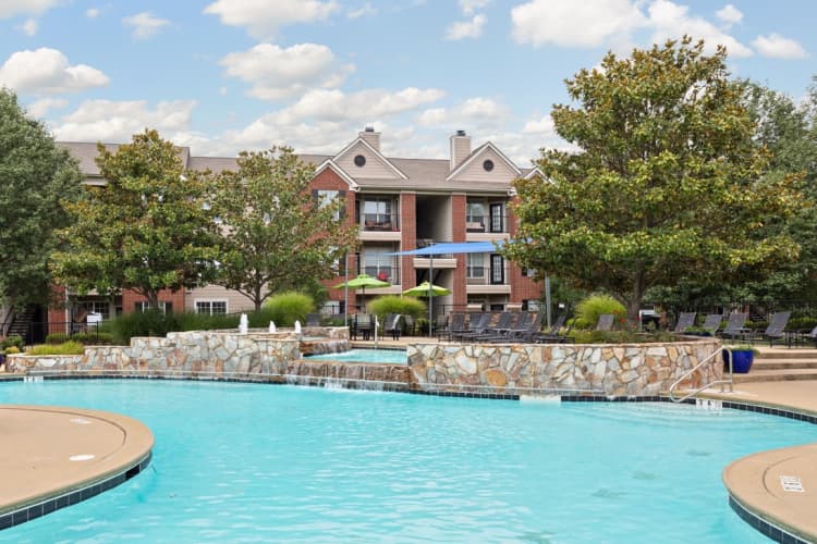 Milwaukee apartments for rent - image - 11_Pool_Oxmoor_2018@3x.jpg