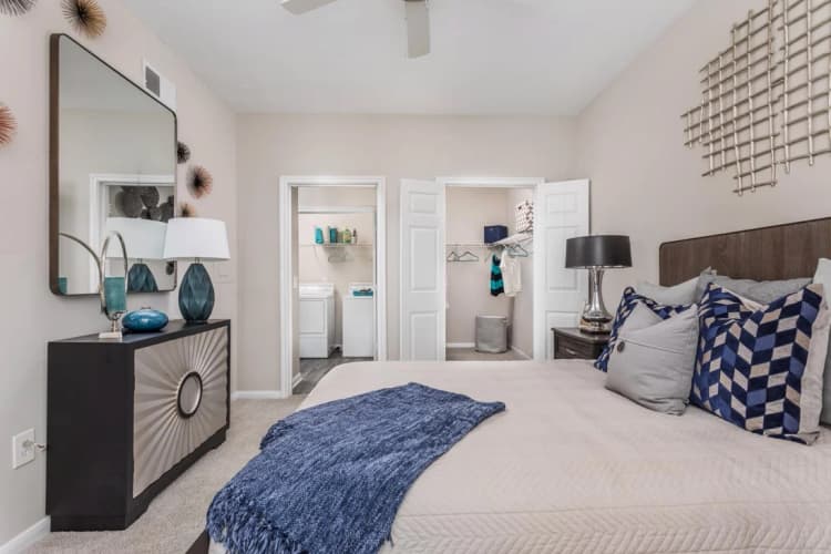Milwaukee apartments for rent - image - 07_Bedroom_Oxmoor_2018@3x.jpg