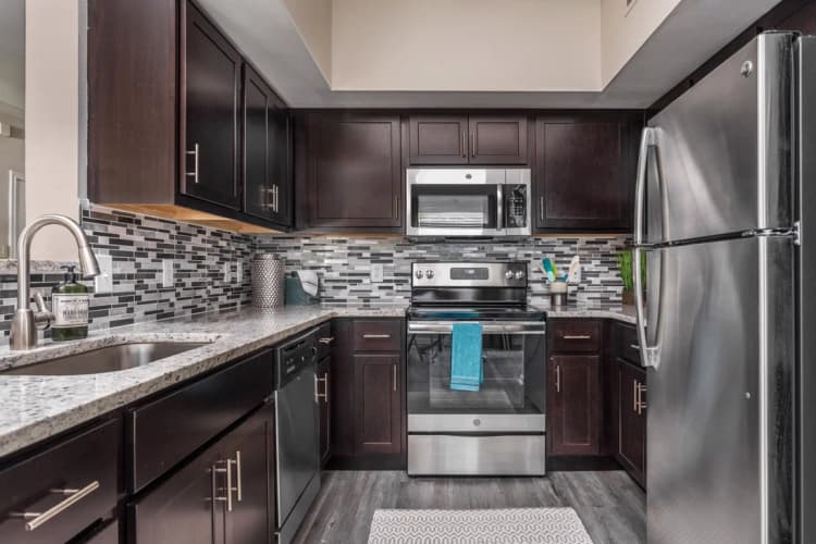 Milwaukee apartments for rent - image - 04_Kitchen_Oxmoor_2018@3x.jpg