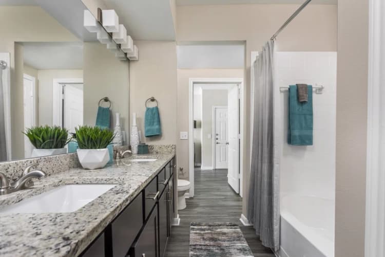 Milwaukee apartments for rent - image - 09_Bathroom_Oxmoor_2018@3x.jpg