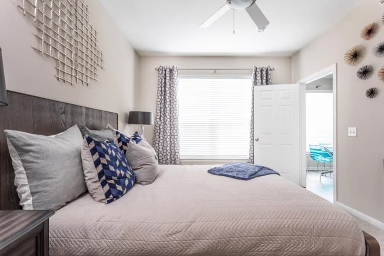 Milwaukee apartments for rent - image - 08_Bedroom_Oxmoor_2018@3x.jpg