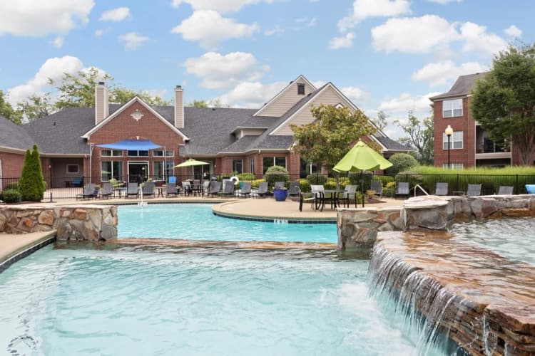 Milwaukee apartments for rent - image - 12_Pool_Oxmoor_2018@3x.jpg
