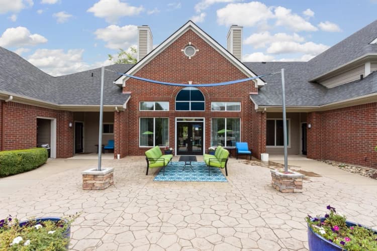 Milwaukee apartments for rent - image - 16_OutdoorLounge_Oxmoor_2018@3x.jpg