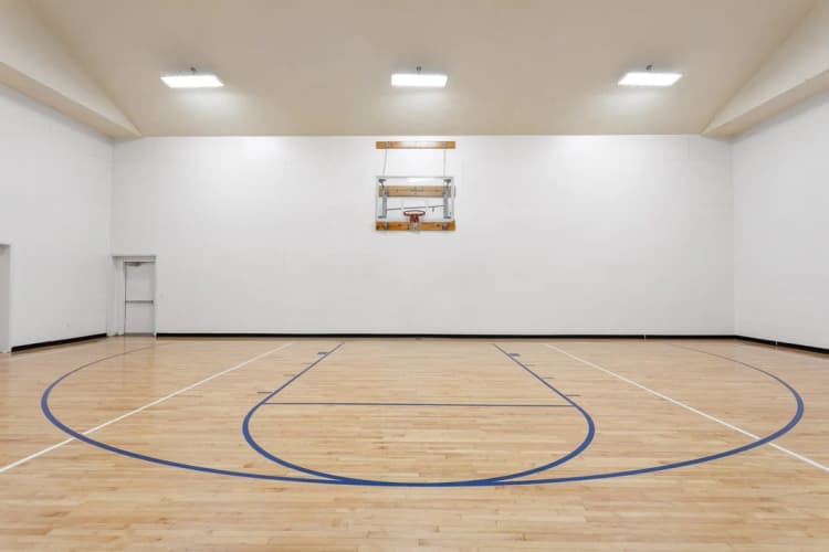 Milwaukee apartments for rent - image - 21_BasketballCourt_Oxmoor_2018@3x.jpg