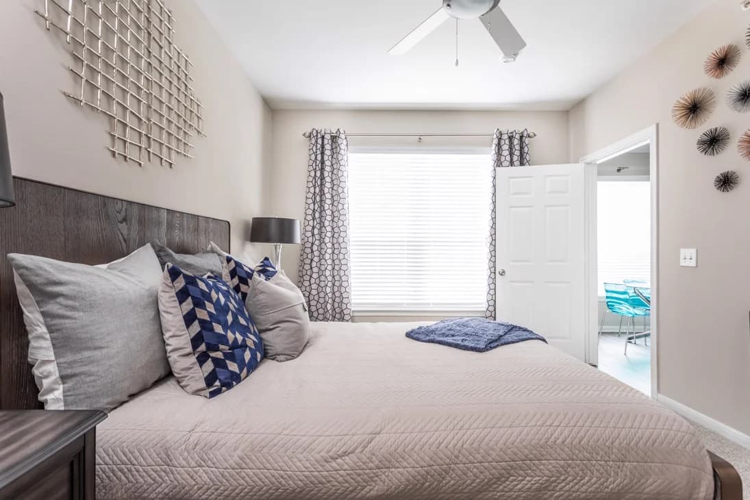 Milwaukee apartments for rent - image - 08_Bedroom_Oxmoor_2018@3x.jpg