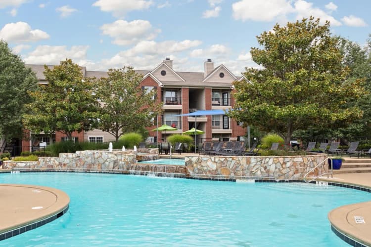 Milwaukee apartments for rent - image - 11_Pool_Oxmoor_2018@3x.jpg