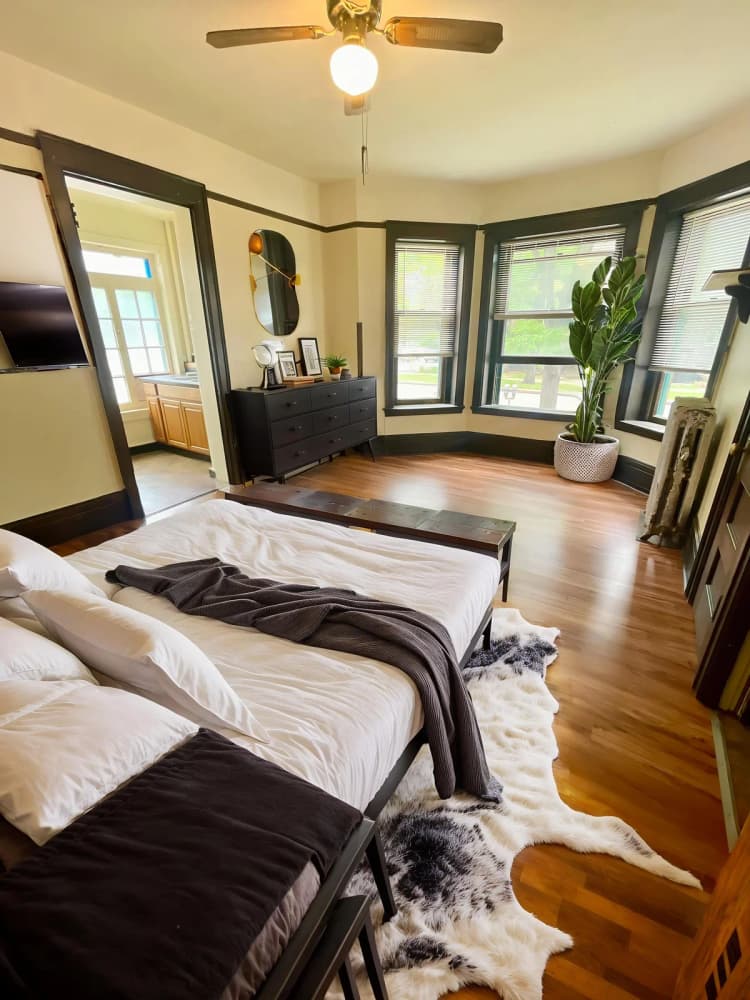 Milwaukee apartments for rent - image - 73766607472__4F83E5B1-27BA-46F5-BD33-16EBCE974B79 - Bedroom - Industrial - 19